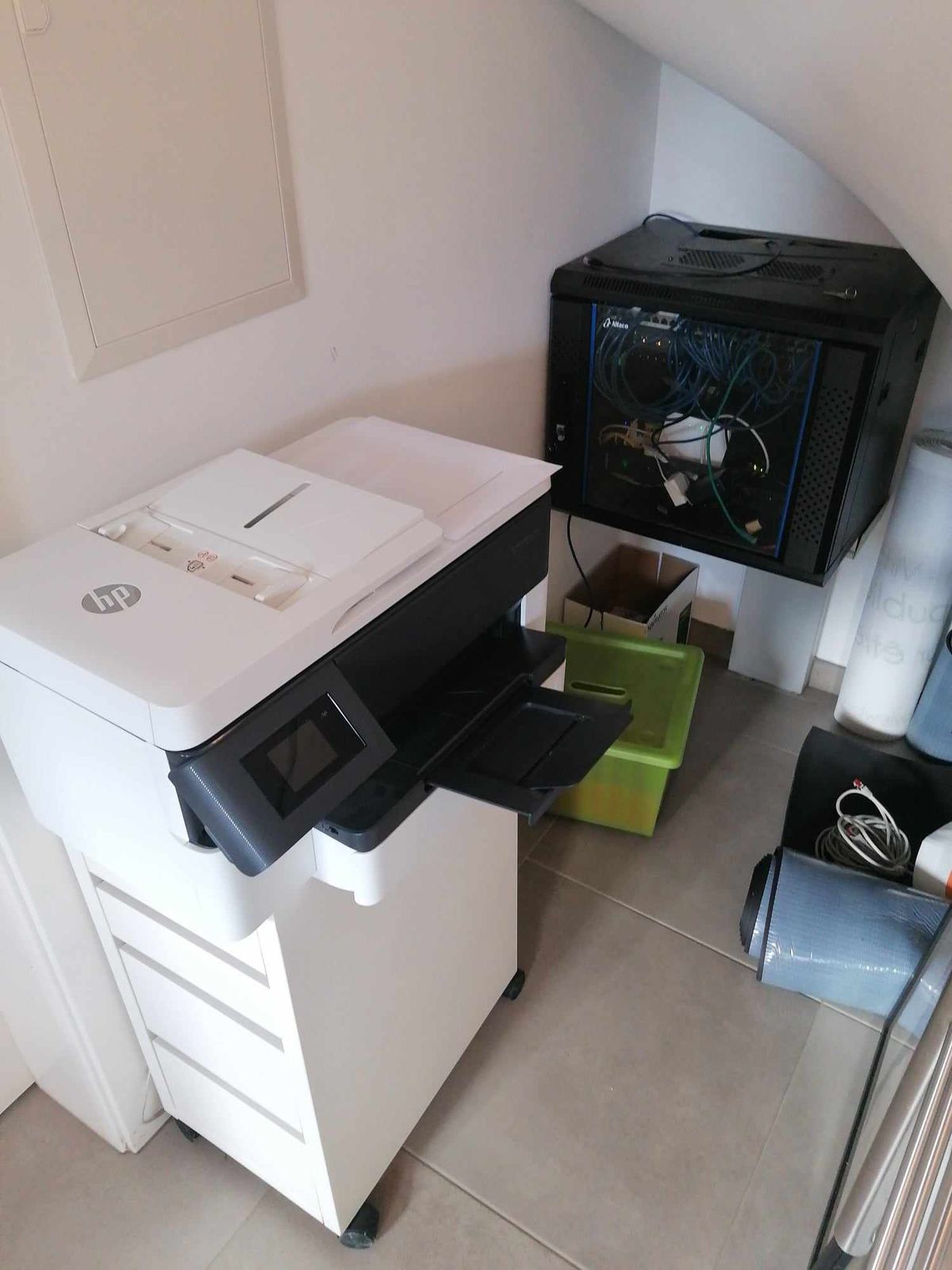 Local IT : baie réseau, fibre et imprimante